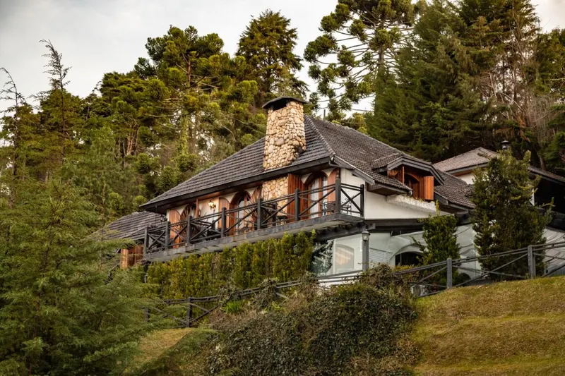 Alma Hotel: fachada, em Campos do Jordão