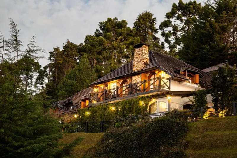 Alma Hotel: fachada, em Campos do Jordão