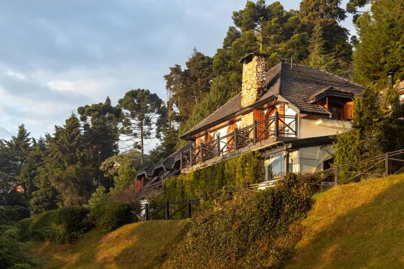 Alma Hotel: fachada, em Campos do Jordão