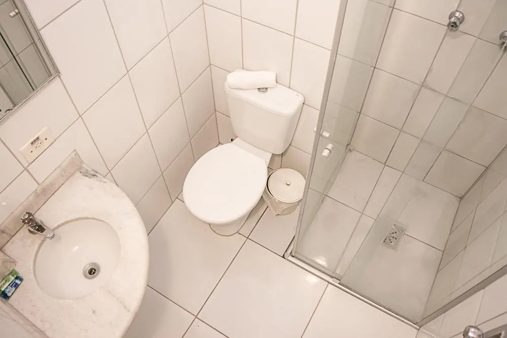 Banheiro em Carlton Express - Antigo Plaza Hotel (São José dos Campos)