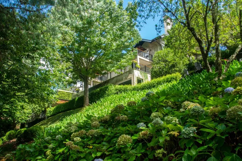 Casa Regaleira Hotel Boutique: área externa, em Campos do Jordão