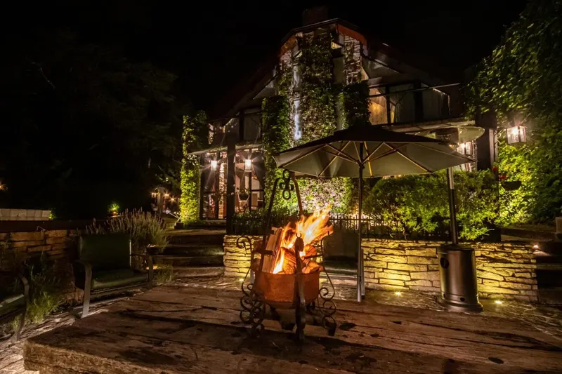 Chateau La Villette: área externa, em Campos do Jordão