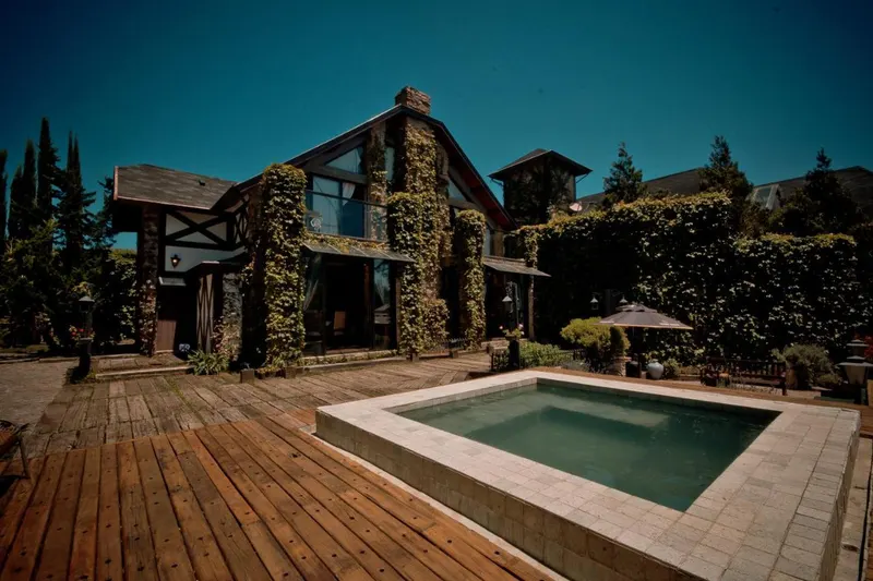 Chateau La Villette: piscina, em Campos do Jordão
