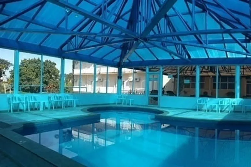 Colonial Plaza Hotel Pinda: piscina, em Pindamonhangaba