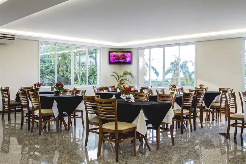 Café da manhã e refeições em Colonial Plaza Hotel Pinda (Pindamonhangaba)