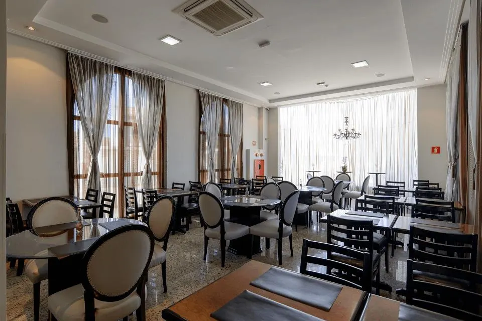 Café da manhã e refeições em Faro Hotel Taubaté (Taubaté)
