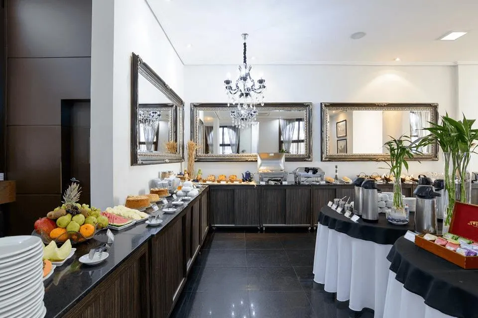 Café da manhã e refeições em Faro Hotel Taubaté (Taubaté)