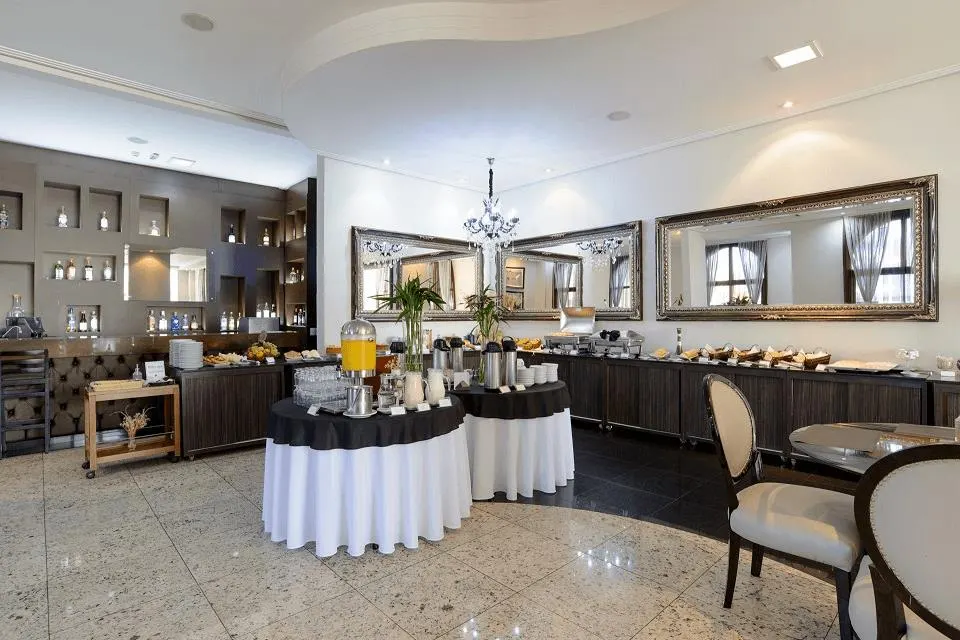 Café da manhã e refeições em Faro Hotel Taubaté (Taubaté)