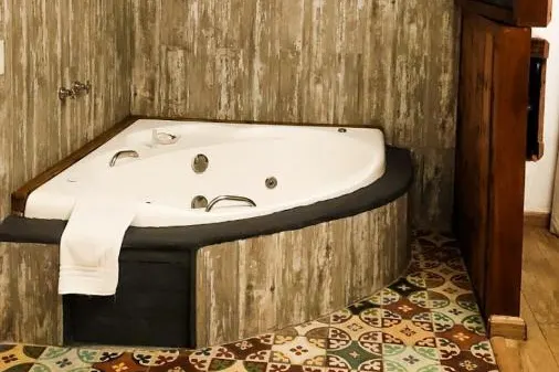 Banheiro em Hotel Ascona (Campos do Jordão)
