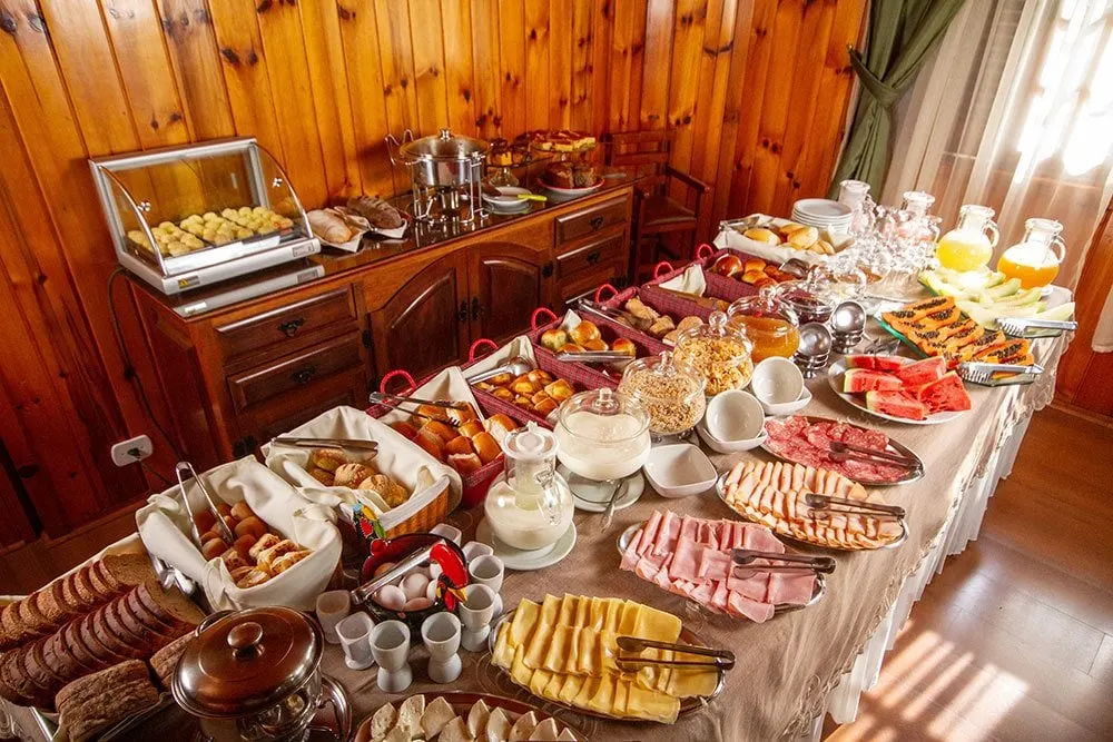 Café da manhã e refeições em Hotel Barcelos (Campos do Jordão)