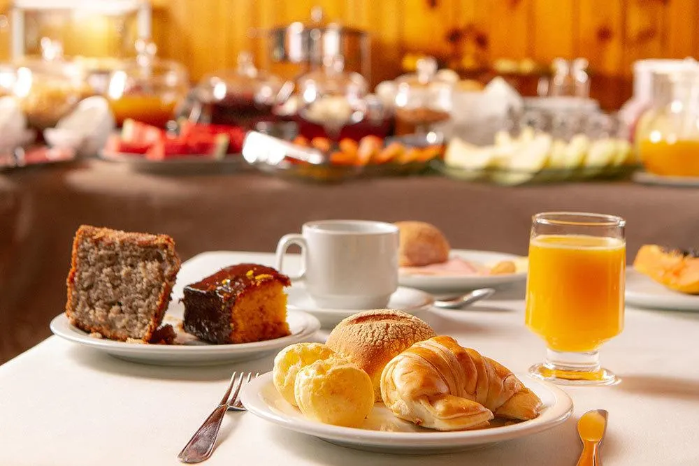 Café da manhã e refeições em Hotel Barcelos (Campos do Jordão)