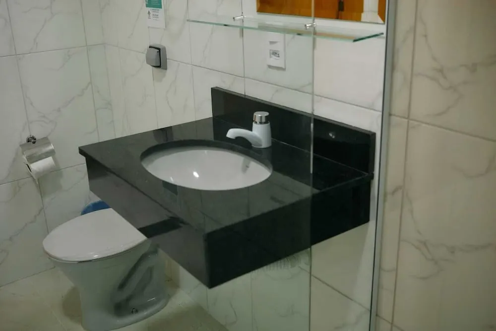 Hotel Beirut: banheiro, em Aparecida