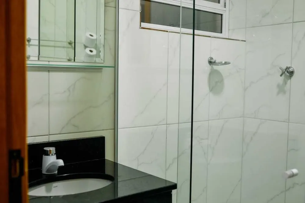 Hotel Beirut: banheiro, em Aparecida