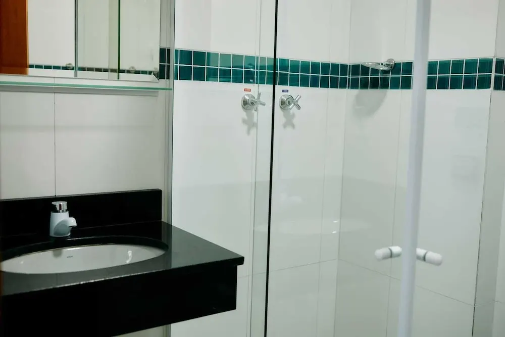 Hotel Beirut: banheiro, em Aparecida