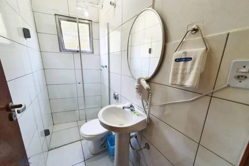 Banheiro em Hotel Benfica (Aparecida)