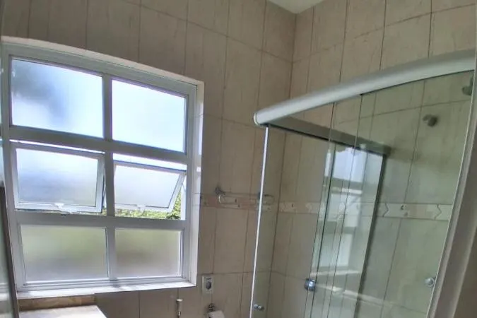 Banheiro em Hotel Casa São José (Campos do Jordão)