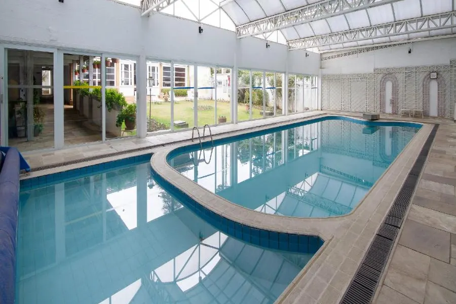 Hotel Chateau: piscina, em Campos do Jordão
