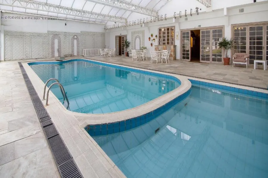 Hotel Chateau: piscina, em Campos do Jordão