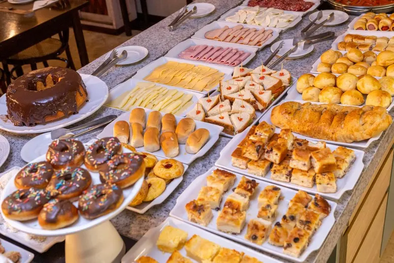 Café da manhã e refeições em Hotel Chateau (Campos do Jordão)
