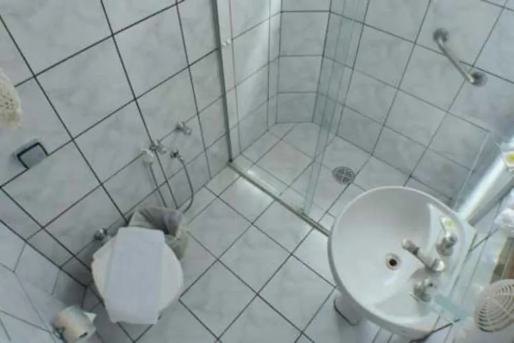 Banheiro em Hotel JB (Campos do Jordão)