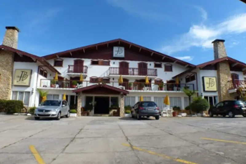 Hotel JB: fachada, em Campos do Jordão
