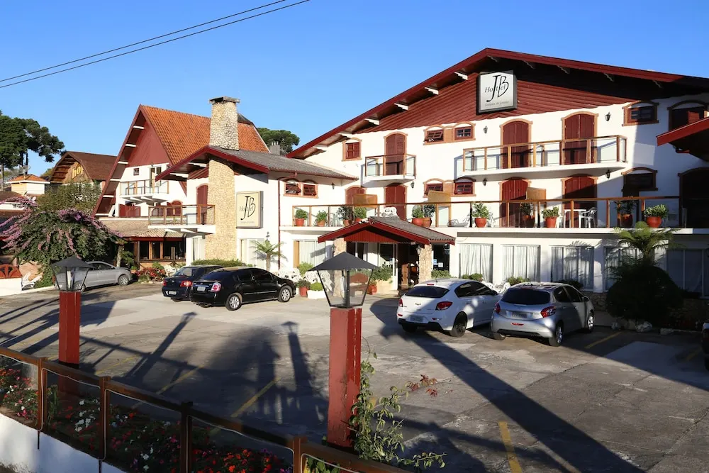 Hotel JB: fachada, em Campos do Jordão