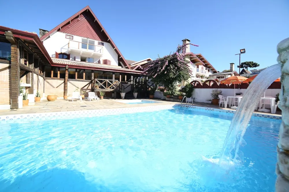 Hotel JB: piscina, em Campos do Jordão