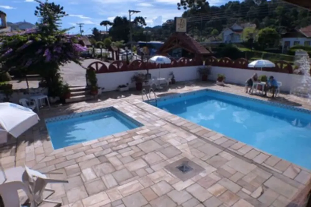Hotel JB: piscina, em Campos do Jordão