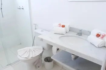 Banheiro em Hotel Majore (Pindamonhangaba)