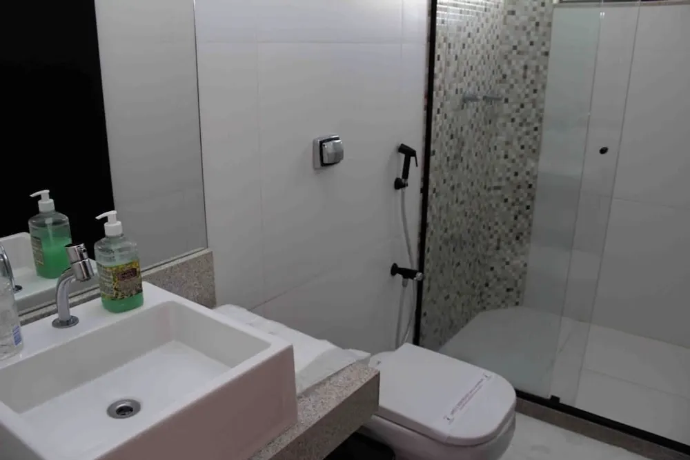 Banheiro em Hotel Malbec (Aparecida)
