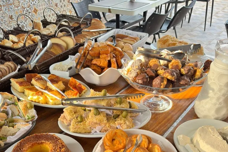 Café da manhã e refeições em Hotel Mao De Fatima (Aparecida)