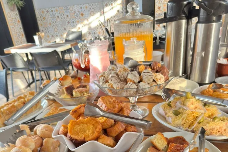 Café da manhã e refeições em Hotel Mao De Fatima (Aparecida)