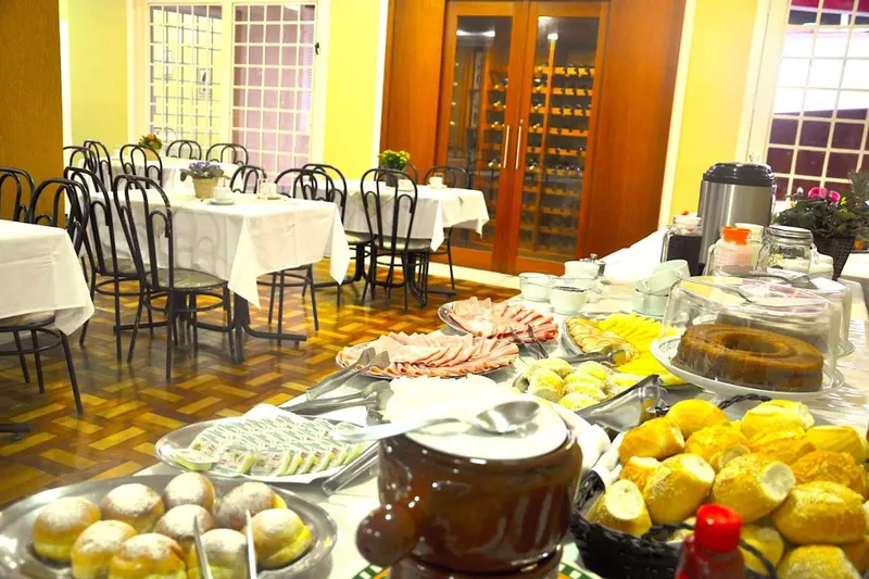 Café da manhã e refeições em Hotel Platanus (Campos do Jordão)
