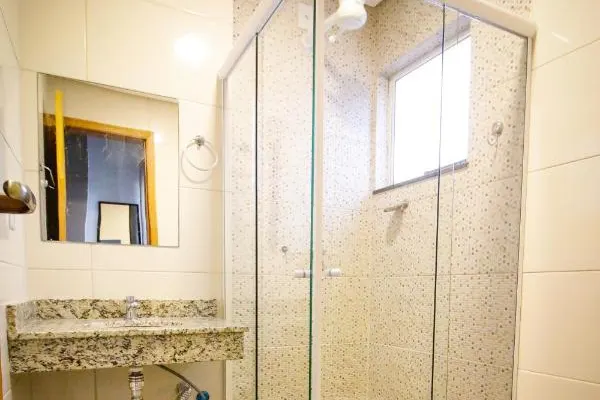 Banheiro em Hotel San Rafain (Aparecida)
