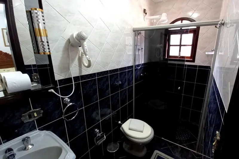 Banheiro em Hotel Shallon (Campos do Jordão)