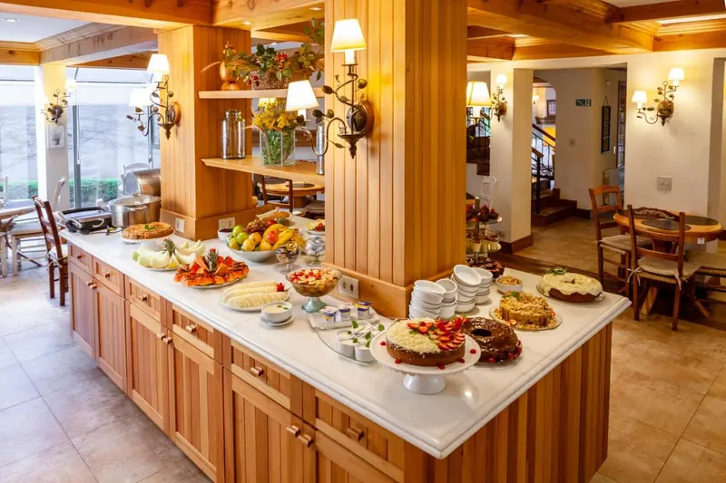 Café da manhã e refeições em Hotel Solar d Izabel (Campos do Jordão)