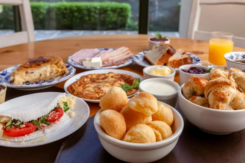 Café da manhã e refeições em Hotel Solar d Izabel (Campos do Jordão)