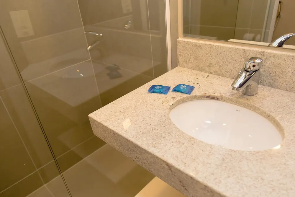 Banheiro em Ibis Budget Lorena (Lorena)