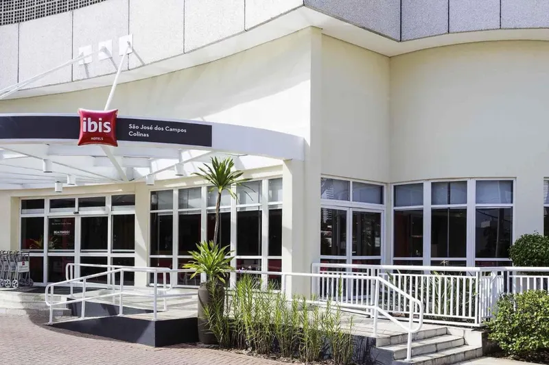 Ibis São José dos Campos Colinas: fachada, em São José dos Campos