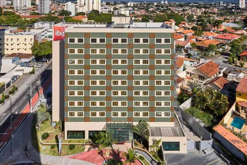Ibis Taubaté: fachada, em Taubaté