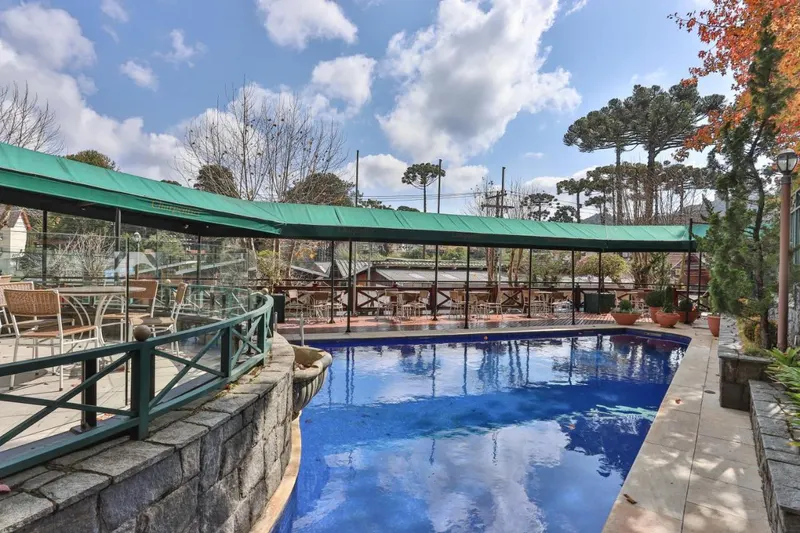 Le Suisse Elegance Hotel: piscina, em Campos do Jordão