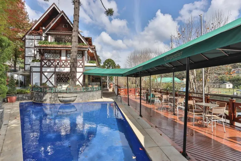 Le Suisse Elegance Hotel: piscina, em Campos do Jordão