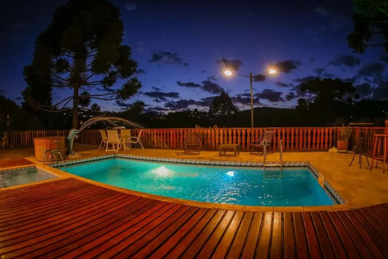 Mansão Austríaca Guesthouse: piscina, em Campos do Jordão