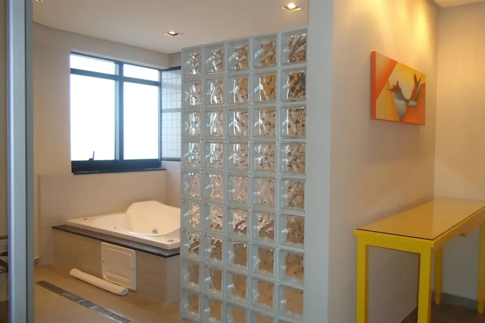 Banheiro em Mondrian Suite Hotel (São José dos Campos)