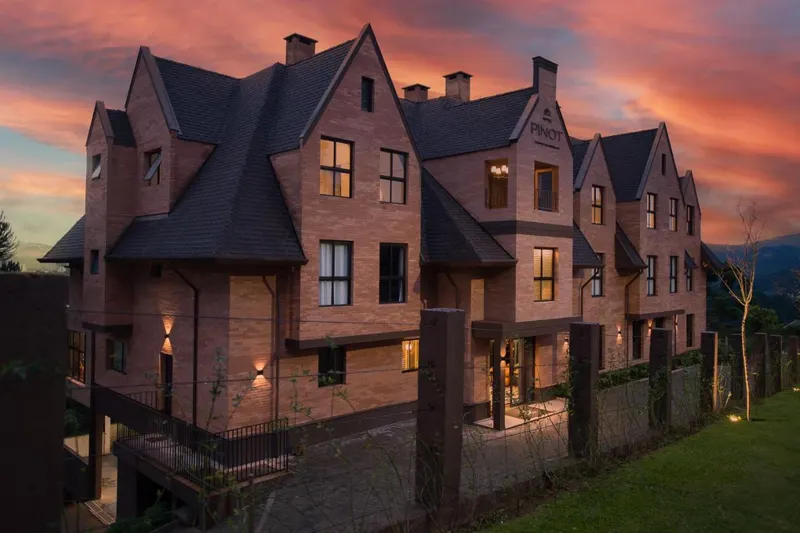Pinot Hotel: fachada, em Campos do Jordão