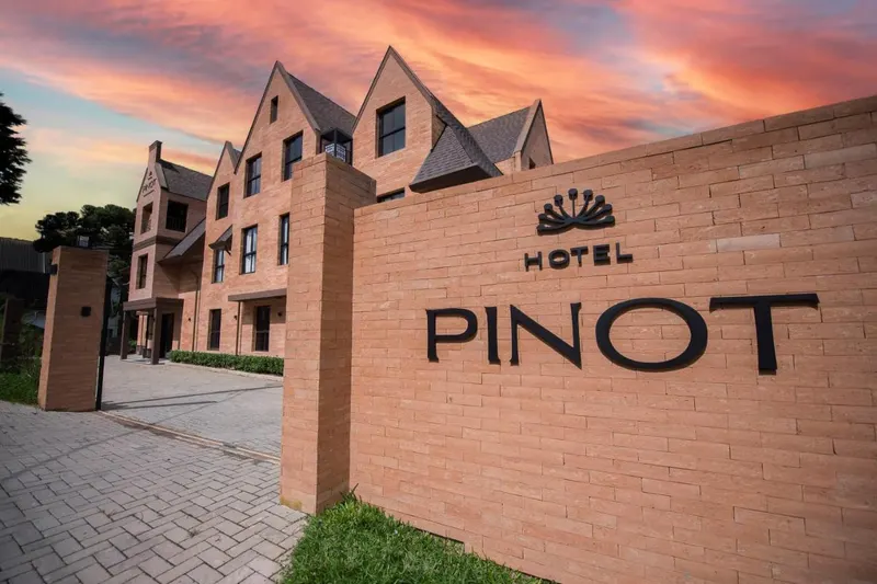 Pinot Hotel: fachada, em Campos do Jordão