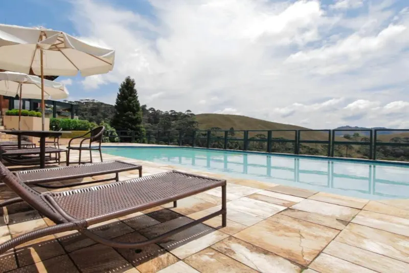 Plaza Inn Week Inn: piscina, em Campos do Jordão