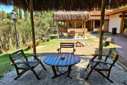 Pousada Araucária: área externa, em São Luiz do Paraitinga