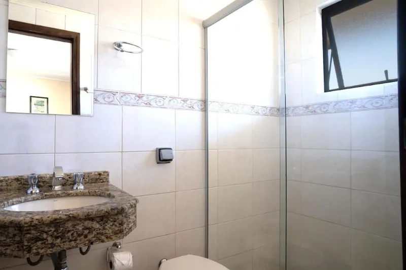 Banheiro em Pousada Araucária (Campos do Jordão)