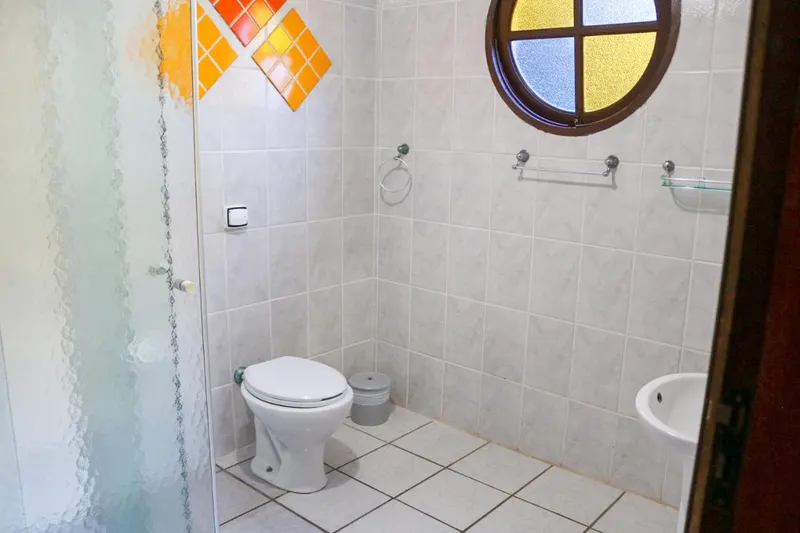 Banheiro em Pousada Atalaia (Campos do Jordão)